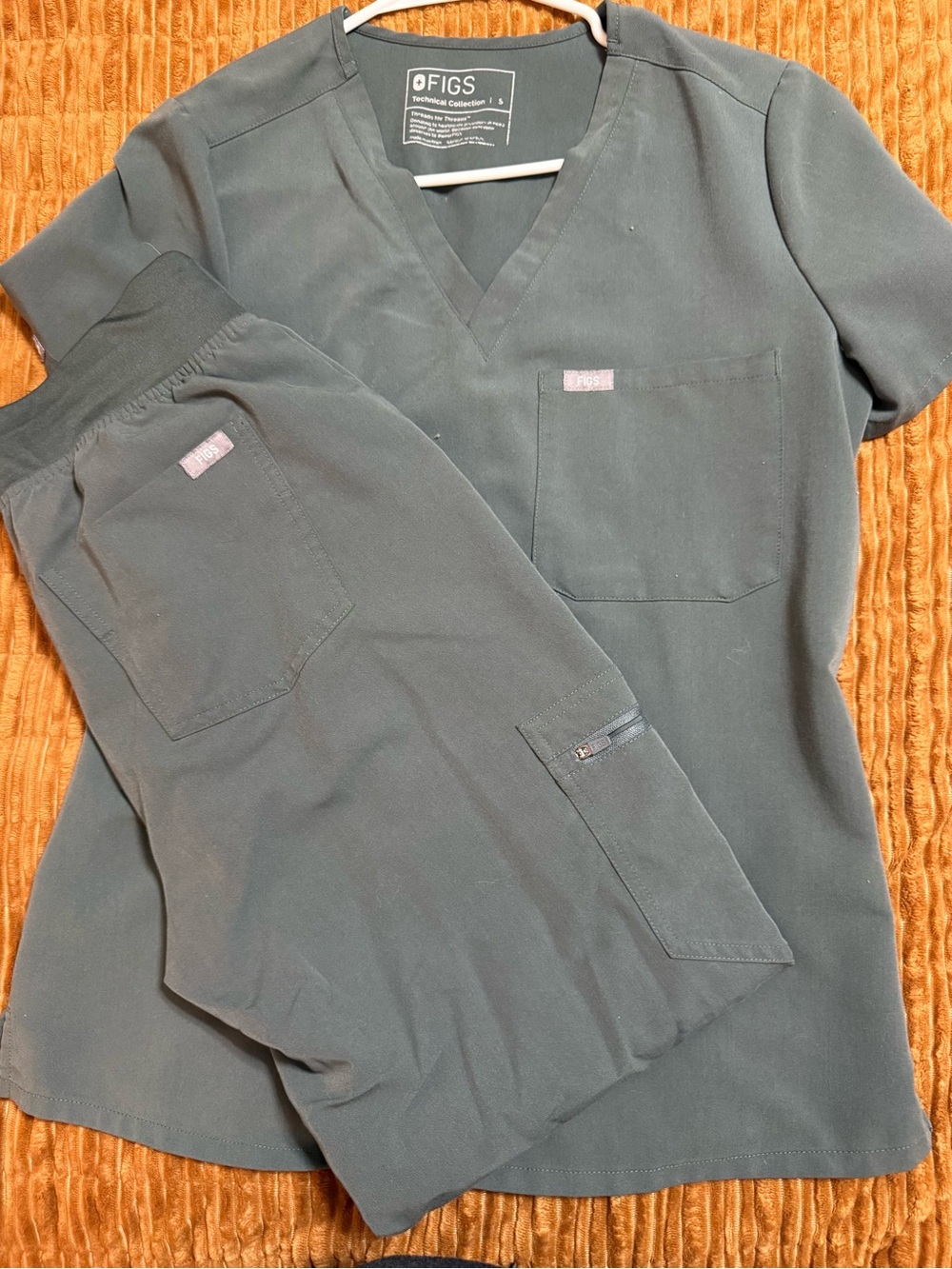 Figs Classic V-Neck Scrub Set in Bonsai